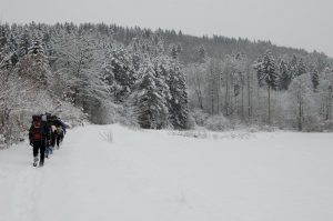 Endlos lang ein Weg durch Schnee